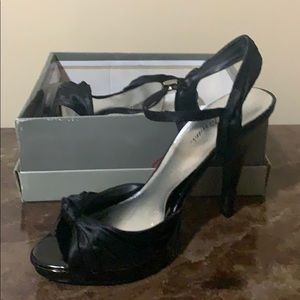 Black open satin dress shoe sz 8